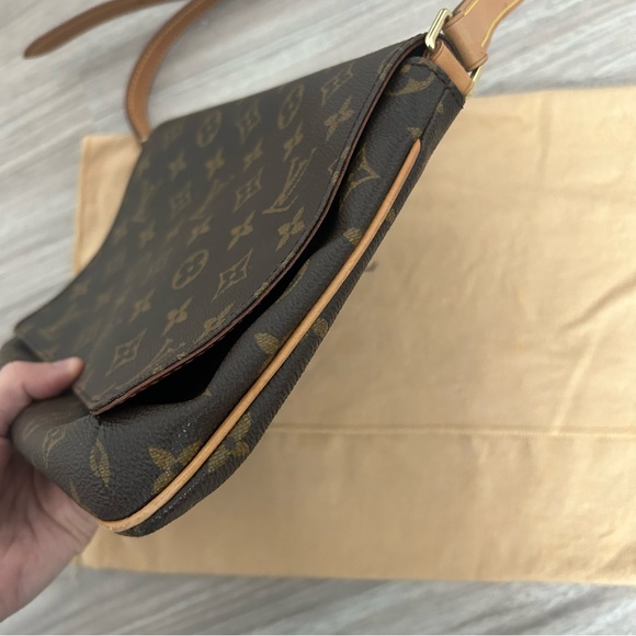 Louis Vuitton Musette Tango - Picture 7 of 16